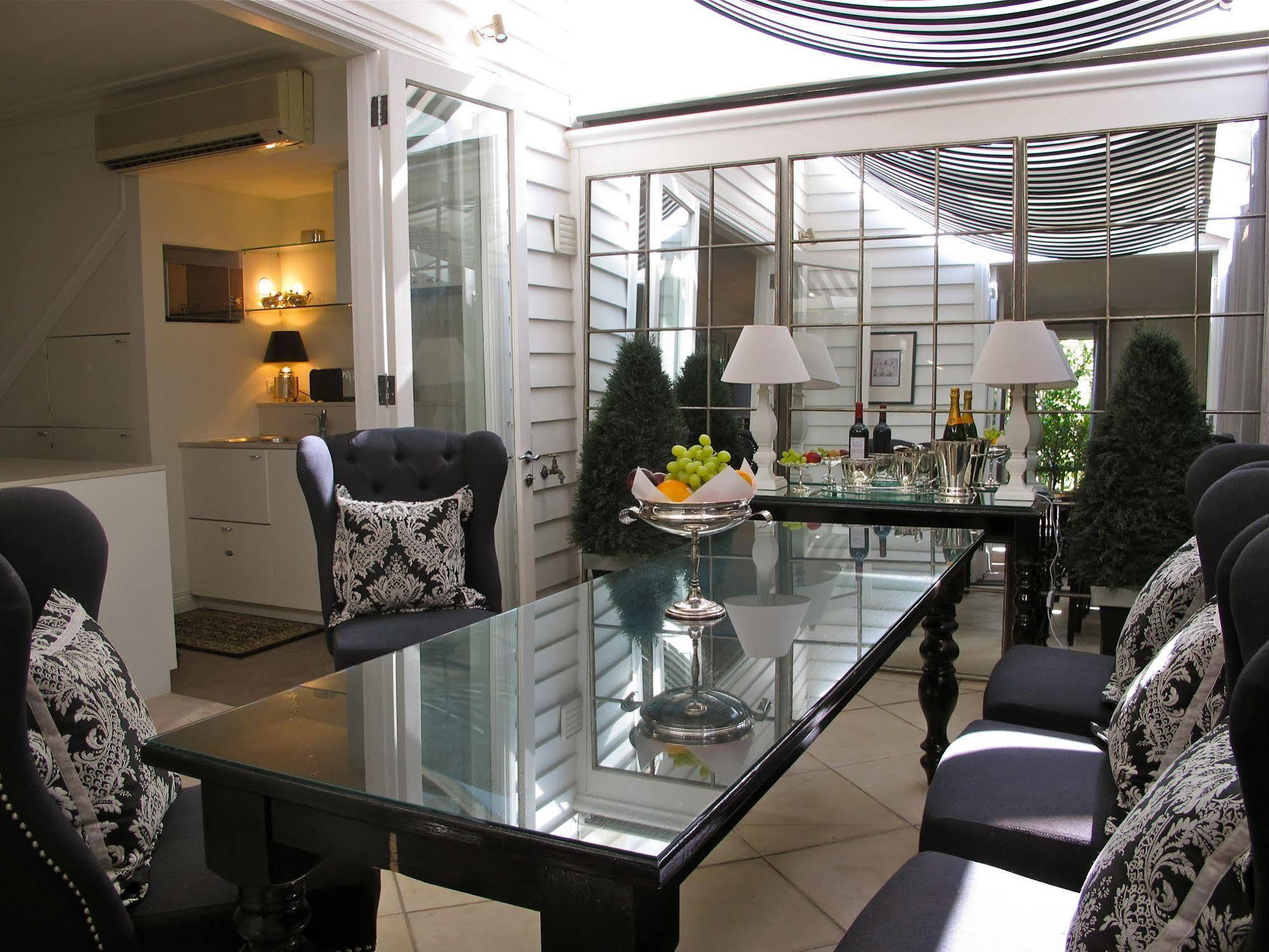 Andre'S Mews Aparthotel เมลเบิร์น ภายนอก รูปภาพ