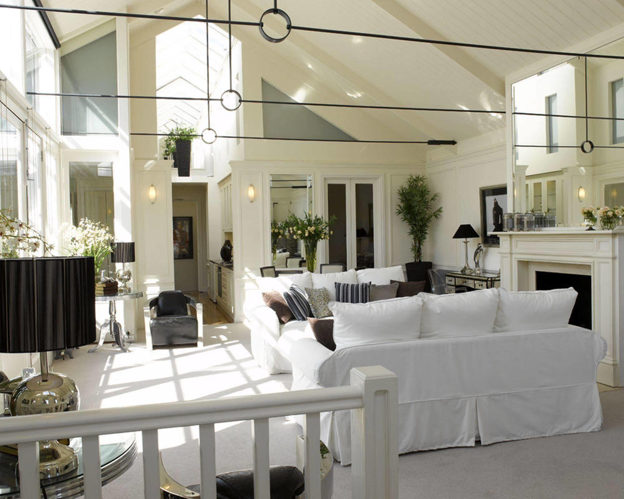 Andre'S Mews Aparthotel เมลเบิร์น ภายนอก รูปภาพ